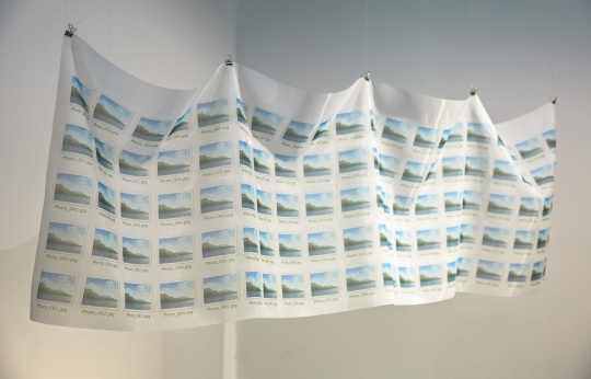 《一样的风景》240×73cm 绢丝上印刷 2020
《一样的风景》240×73cm 绢丝上印刷 2020