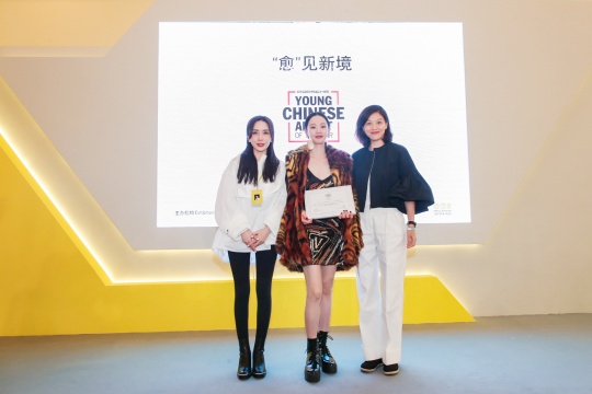 作为保时捷“中国青年艺术家双年评选”的支持者和见证者,青年演员李梦被授予 “青年艺术梦想推动者”荣誉称号(从左至右:应青蓝女士,李梦小姐,保时捷中国副总裁及首席财务官洪声女士)
作为保时捷“中国青年艺术家双年评选”的支持者和见证者,青年演员李梦被授予 “青年艺术梦想推动者”荣誉称号(从左至右:应青蓝女士,李梦小姐,保时捷中国副总裁及首席财务官洪声女士)