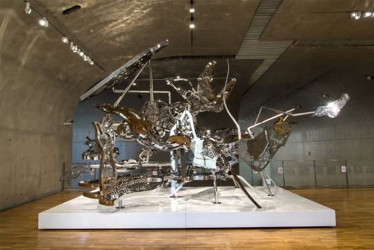 松山智一《热带天堂》460×750×440cm 底座40×585×335cm 不锈钢 2020
松山智一《热带天堂》460×750×440cm 底座40×585×335cm 不锈钢 2020