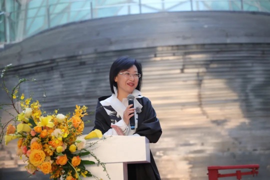 重庆悦来投资集团有限公司党委书记、董事长,悦来美术馆馆长王菊梦女士致辞
重庆悦来投资集团有限公司党委书记、董事长,悦来美术馆馆长王菊梦女士致辞