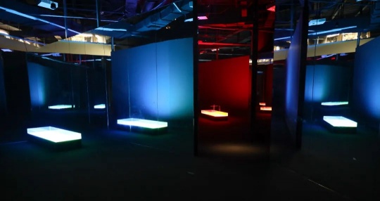这座嘉陵江边的美术馆太凡尔赛了，“六个盒子”展览在此规划空间新概念