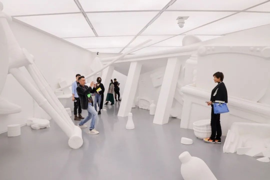 这座嘉陵江边的美术馆太凡尔赛了,“六个盒子”展览在此规划空间新概念 这座嘉陵江边的美术馆太凡尔赛了,“六个盒子”展览在此规划空间新概念