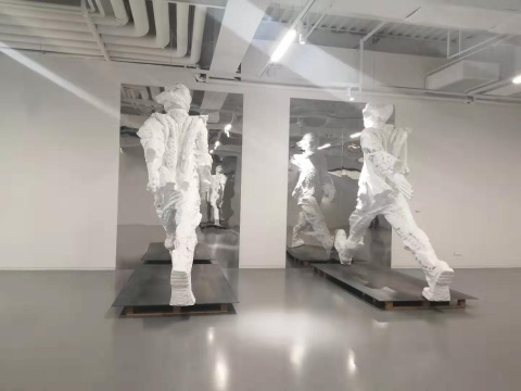 苏新平《行走的人》310×360×150cm×4 树脂玻璃钢 2020 悦来美术馆展览现场 2020
苏新平《行走的人》310×360×150cm×4 树脂玻璃钢 2020 悦来美术馆展览现场 2020