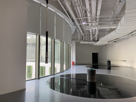 郑达《捕食器的函数》 80×50×85cm、160×50×65cm 机械装置、数据控制系统、互动系统、布带 2018 悦来美术馆展览现场 2020
郑达《捕食器的函数》 80×50×85cm、160×50×65cm 机械装置、数据控制系统、互动系统、布带 2018 悦来美术馆展览现场 2020