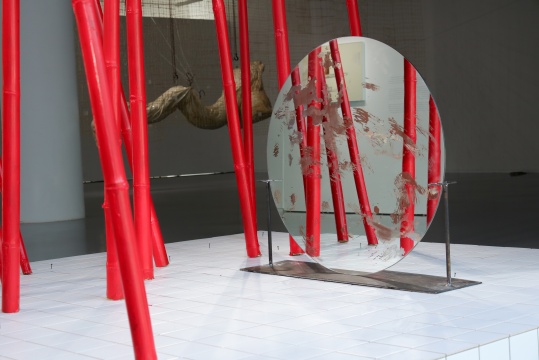 姜杰 《jinxishihenian》 尺寸可变 竹子、镜子、瓷砖 悦来美术馆现场创作  2020 悦来美术馆展览现场  2020 
