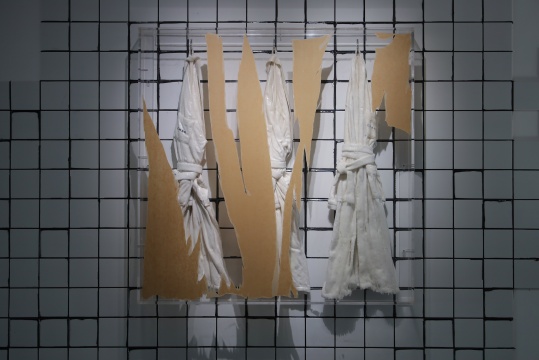 姜杰《三件浴衣》140×140×20cm 亚克力、布、树脂、蜡 2014 悦来美术馆展览现场  2020

