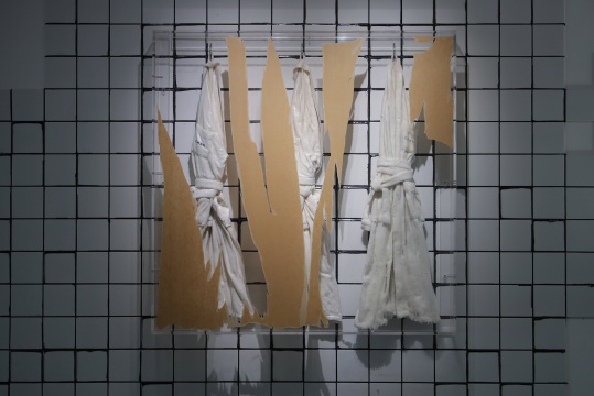 姜杰《三件浴衣》140×140×20cm 亚克力、布、树脂、蜡 2014 悦来美术馆展览现场 2020
姜杰《三件浴衣》140×140×20cm 亚克力、布、树脂、蜡 2014 悦来美术馆展览现场 2020