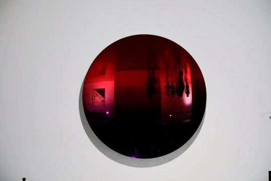 安妮施·卡普尔《Mirror (Red to Purple)》，作品归属：柴志坤先生
