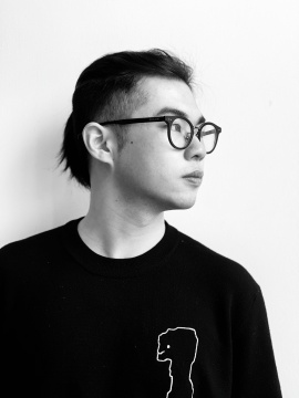 现居北京,本科毕业于中央美术学院雕塑系第六工作室,研究中国传统造型,后保送至实验艺术学院邱志杰教授攻读研究生学位在读。
现居北京,本科毕业于中央美术学院雕塑系第六工作室,研究中国传统造型,后保送至实验艺术学院邱志杰教授攻读研究生学位在读。