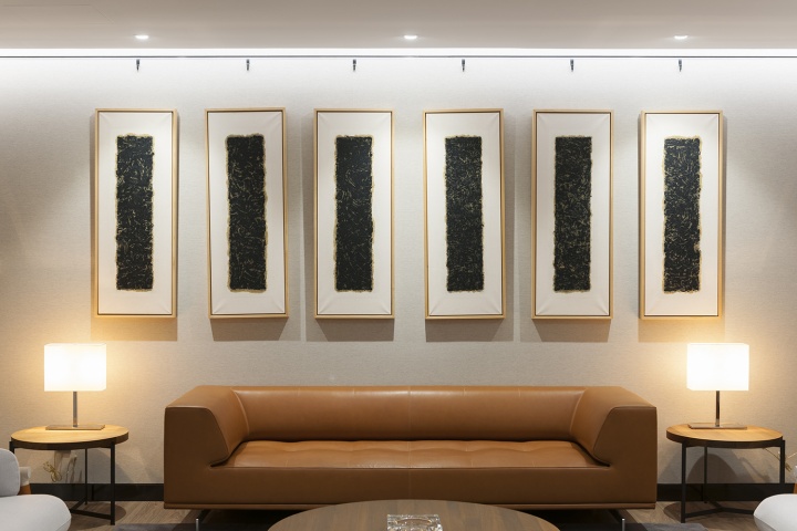 六层内部接待室的沙发后面是申凡1998年的布上油画作品《98-9-18》

 

