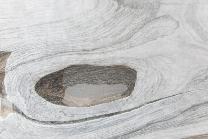 走廊墙面上是胡晓媛2014年的作品《木/ 潸 一 》，材料包括木，墨，绡，漆，铁钉

 
