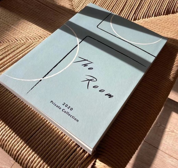 开幕展The Room的图册,其中包含了刘兰与张晓刚、刘野、宋冬、王光乐、刘晓辉、谢南星六位艺术家在疫情下的对话,谈他们的创作,当下的状态,以及他们对未来的看法
开幕展The Room的图册,其中包含了刘兰与张晓刚、刘野、宋冬、王光乐、刘晓辉、谢南星六位艺术家在疫情下的对话,谈他们的创作,当下的状态,以及他们对未来的看法