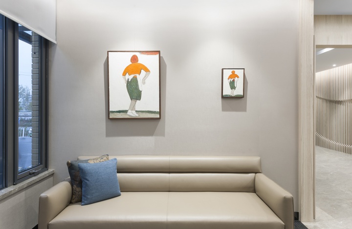 The Room所在的办公楼一层接待空间分别是徐震2014年的《天下》（左）和刘晓辉2015年的《家务练习－拍地毯3号》

 
