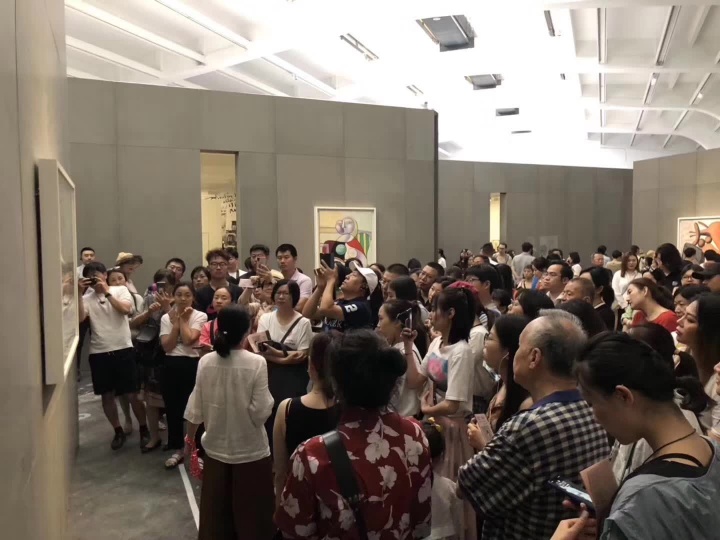 轰动一时的毕加索大展“一位天才的诞生”，
陈阿姨也因此为百人团导览过。

 
