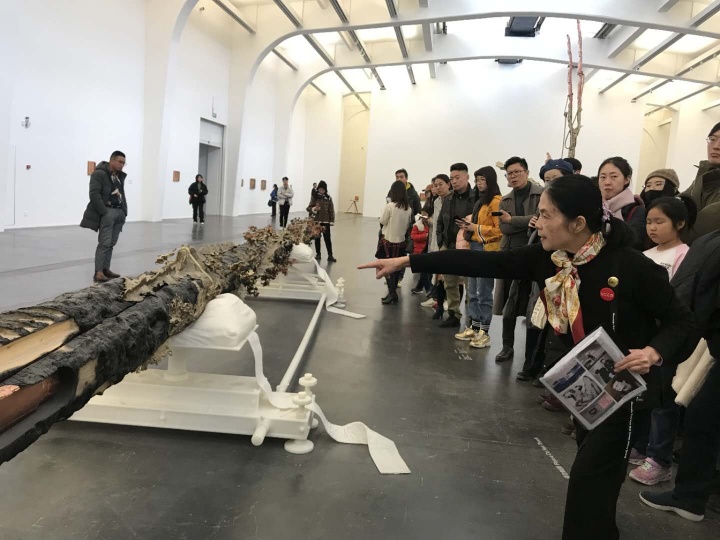 2019年，陈阿姨导览马修·巴尼的中国首展“堡垒”，许多艺术家因此被她圈了粉

 
