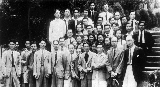 1942年，重庆中央大学艺术系教员在欢迎徐悲鸿归国仪式后合影（宋步云摄）

