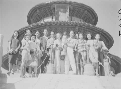 1946年，在天坛公园，北平国立艺专教师合影（宋步云摄）

