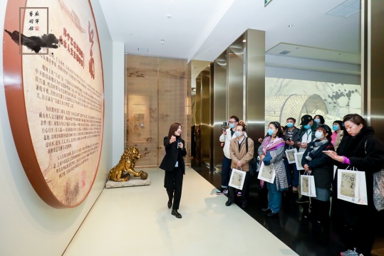 策展人导览讲解
