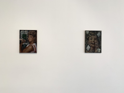 （左）伊西·伍德 《老当益壮的 简·方达举重》40×30cm 亚麻布面油画 2020

（右）伊西·伍德 《巧手羹汤》40×30cm 亚麻布面油画 2020
