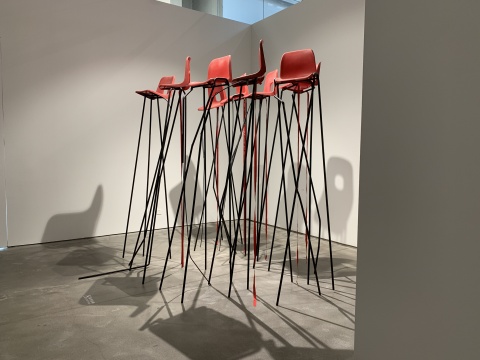 杰西·达林 《致辞者进行曲》尺寸可变 塑料座椅，焊接钢，蚀刻底漆，罗纹缎带 2016
