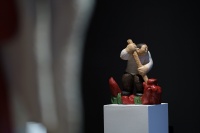 任俊华个展“归回”亮相Hi艺术中心，以质朴木雕诉说温馨情感