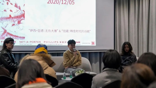 左一X美术馆公共项目主管Cyril饶魁桢，（中）X美术馆馆长黄勖夫回答记者提问
