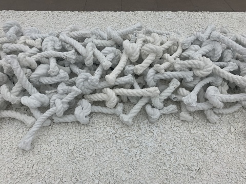 《结》 470×285cm 陶瓷 2020 《结》 470×285cm 陶瓷 2020