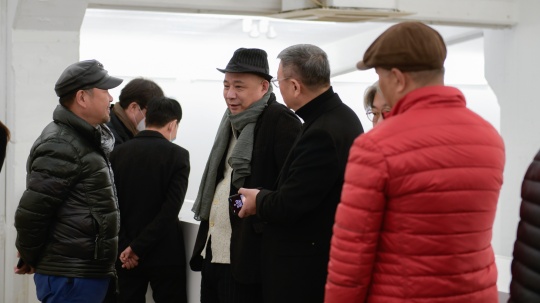 学术支持方力钧(中)在现场 学术支持方力钧(中)在现场