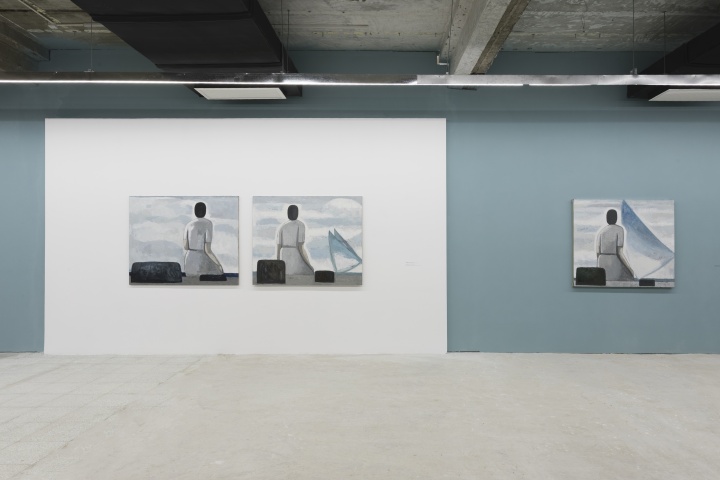 刘晓辉个展“转身”展览现场,798艺术区A07楼 展厅面积达4000平米,作品数量不到20件。策展人贺婧说:这个展览并没有什么特别宏大的目标,只是想让大家看画,安安静静地看画。
刘晓辉个展“转身”展览现场,798艺术区A07楼 展厅面积达4000平米,作品数量不到20件。策展人贺婧说:这个展览并没有什么特别宏大的目标,只是想让大家看画,安安静静地看画。
