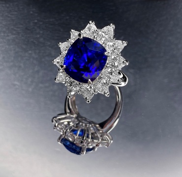 10.49克拉天然缅甸未经加热皇家蓝蓝宝石
配钻石戒指
售价：HK$ 2,000,000

