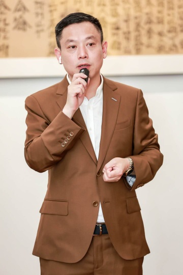 策展人何桂彦正在导览
策展人何桂彦正在导览