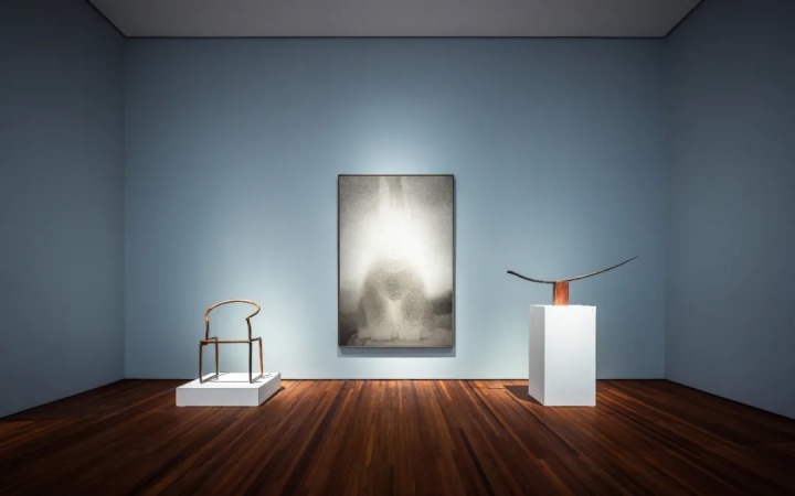 邵帆 《圈&椅-圈》 98×62×48cm 胡桃木 2013 (左)
《兔的肖像——山顶》 240×160cm 宣纸水墨 2020 (中)
《明式睫毛》 21×155×6cm 紫檀木 2007(右)
邵帆 《圈&椅-圈》 98×62×48cm 胡桃木 2013 (左)
《兔的肖像——山顶》 240×160cm 宣纸水墨 2020 (中)
《明式睫毛》 21×155×6cm 紫檀木 2007(右)