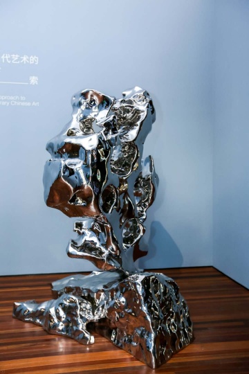 展望 《假山石 No.146》 188×175×117cm 不锈钢 2011
展望 《假山石 No.146》 188×175×117cm 不锈钢 2011