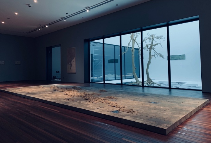 谭勋 《24.2m²—No.2》 280×800cm 御窑金砖 2012-2020 谭勋 《24.2m²—No.2》 280×800cm 御窑金砖 2012-2020