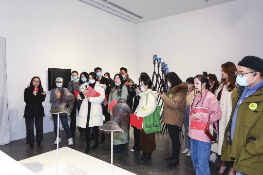 UCCA展览部总监郭希(左一)在导览现场 UCCA展览部总监郭希(左一)在导览现场