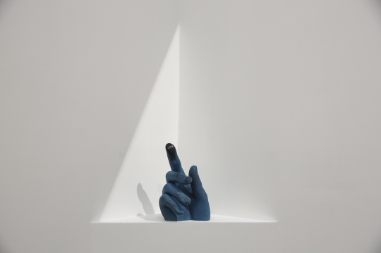 金亚楠 《摸平的指尖》 25×15×13cm 树脂着色 2019
金亚楠 《摸平的指尖》 25×15×13cm 树脂着色 2019