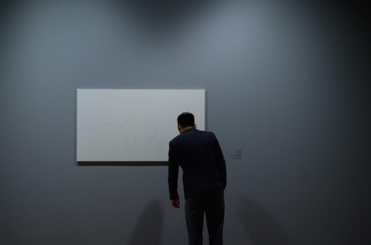 “中国色:走向绝对的东方美学”展览现场,观众观看邱世华作品,龙美术馆(西岸馆),2020,摄影:林清煌
“中国色:走向绝对的东方美学”展览现场,观众观看邱世华作品,龙美术馆(西岸馆),2020,摄影:林清煌