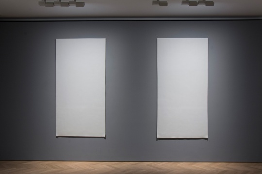 刘建华 《白纸》 瓷 200×120×0.7cm 2008-2019 图片由刘建华工作室提供
刘建华 《白纸》 瓷 200×120×0.7cm 2008-2019 图片由刘建华工作室提供