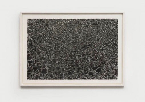 陈琦 《刺破冰面的湖》 135x193cm 水印木刻版画 2018
亚洲艺术中心
陈琦 《刺破冰面的湖》 135x193cm 水印木刻版画 2018
亚洲艺术中心