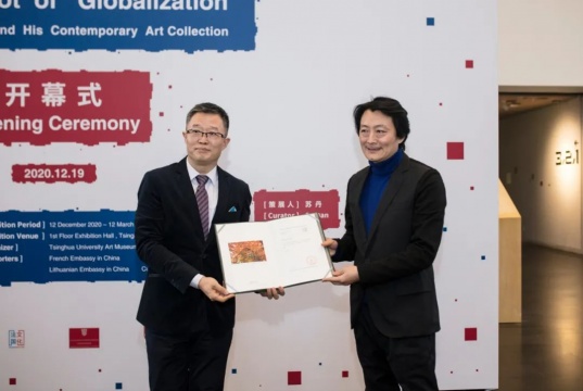 清华大学艺术博物馆常务副馆长杜鹏飞为程昕东颁发捐赠证书
清华大学艺术博物馆常务副馆长杜鹏飞为程昕东颁发捐赠证书