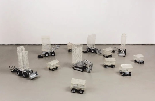 卢昊(中国)《建筑碰碰车》
有机玻璃 尺寸可变 2002
卢昊(中国)《建筑碰碰车》
有机玻璃 尺寸可变 2002