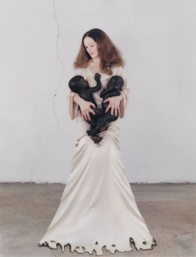 范尼莎·贝克罗夫特(意大利)《伦贝克,苏丹》
摄影 230×180cm 2006
范尼莎·贝克罗夫特(意大利)《伦贝克,苏丹》
摄影 230×180cm 2006