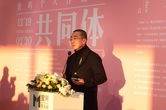 开幕式上,本次展览艺术家、中央美术学院造型学院壁画系教授、系主任,博士生导师唐晖致辞
开幕式上,本次展览艺术家、中央美术学院造型学院壁画系教授、系主任,博士生导师唐晖致辞