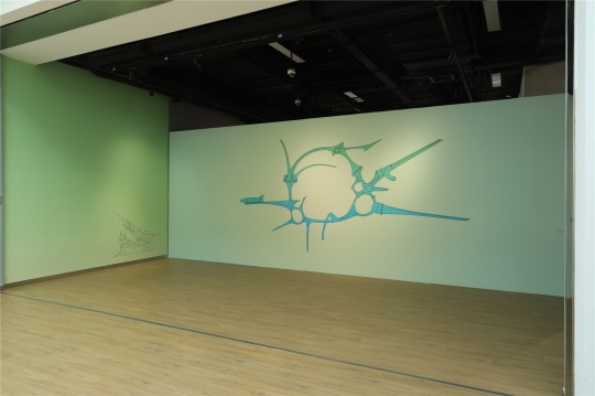 展厅一层,墙面上的壁画是唐晖以电脑绘制的矢量图
展厅一层,墙面上的壁画是唐晖以电脑绘制的矢量图