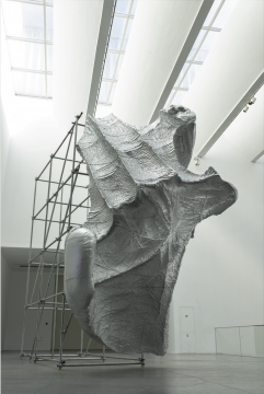 隋建国《云中花园——手迹3#》 光敏树脂3D打印与钢架 700×300×600cm 2019 艺术家供图 隋建国《云中花园——手迹3#》 光敏树脂3D打印与钢架 700×300×600cm 2019 艺术家供图