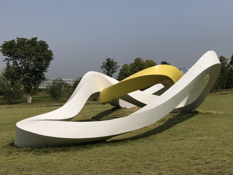 汪建伟 《地理的意志》 不锈钢 长15×宽6.5×高3.2m 2018 艺术家工作室供图
汪建伟 《地理的意志》 不锈钢 长15×宽6.5×高3.2m 2018 艺术家工作室供图