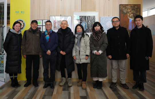左起:索域文化 海艳女士、首都师范大学美术学院 段建伟教授、首都师范大学美术学院副教授 温京博 博士、首都师范大学美术学院讲师 芦岩 博士、参展艺术家 范婧女士、首都师范大学讲师 黄丹博士、河南农业大学讲师 吴波博士、行野传媒 孙鹏先生
左起:索域文化 海艳女士、首都师范大学美术学院 段建伟教授、首都师范大学美术学院副教授 温京博 博士、首都师范大学美术学院讲师 芦岩 博士、参展艺术家 范婧女士、首都师范大学讲师 黄丹博士、河南农业大学讲师 吴波博士、行野传媒 孙鹏先生