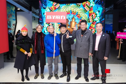 从右至左依次为:寇勤(嘉德艺术中心总经理)、李大钧(张光宇艺术文献中心理事长)、吴欢(吴祖光长 子)、张临春(张光宇亲属代表)、吴洪亮(北京画院院长、北京画院美术馆馆长)、唐胜(策展人团队)
从右至左依次为:寇勤(嘉德艺术中心总经理)、李大钧(张光宇艺术文献中心理事长)、吴欢(吴祖光长 子)、张临春(张光宇亲属代表)、吴洪亮(北京画院院长、北京画院美术馆馆长)、唐胜(策展人团队)