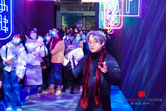 策展人吴洪亮先生做展览开幕导览
策展人吴洪亮先生做展览开幕导览