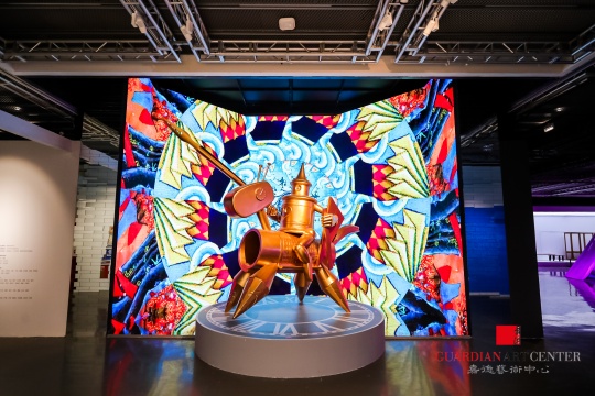 以《光宇骑士》开启展览“为了前方——张光宇艺术12燃“，背景由张光宇的许多作品组成
